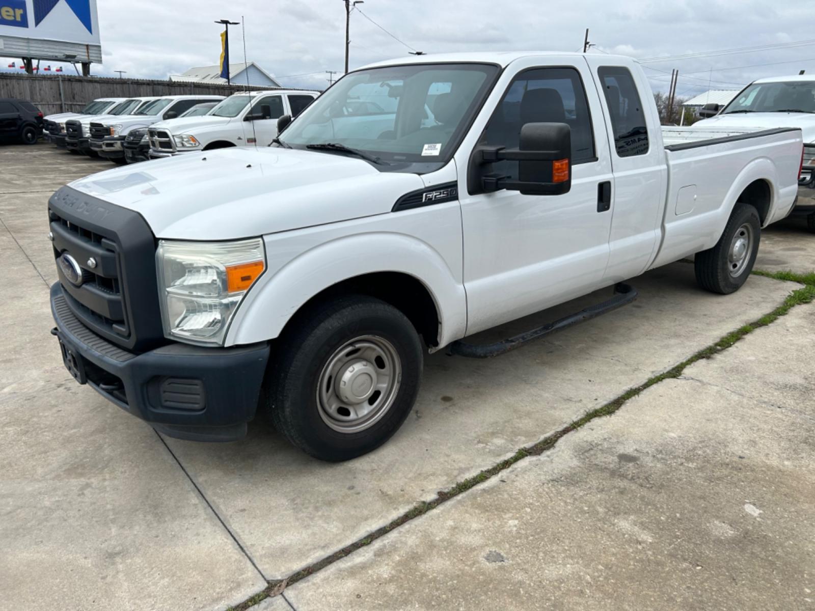 2016 White Ford F-250 SD XL SuperCab 2WD (1FT7X2A65GE) with an 6.2L V8 OHV 16V engine, 6A transmission, located at 1687 Business 35 S, New Braunfels, TX, 78130, (830) 625-7159, 29.655487, -98.051491 - Photo #0